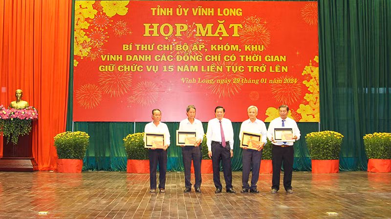 Tặng Bằng khen cho các Bí thư chi bộ ấp, khóm, khu hoàn thành xuất sắc nhiệm vụ 5 năm liền. Tặng Bằng khen cho các Bí thư chi bộ ấp, khóm, khu hoàn thành xuất sắc nhiệm vụ 5 năm liền.