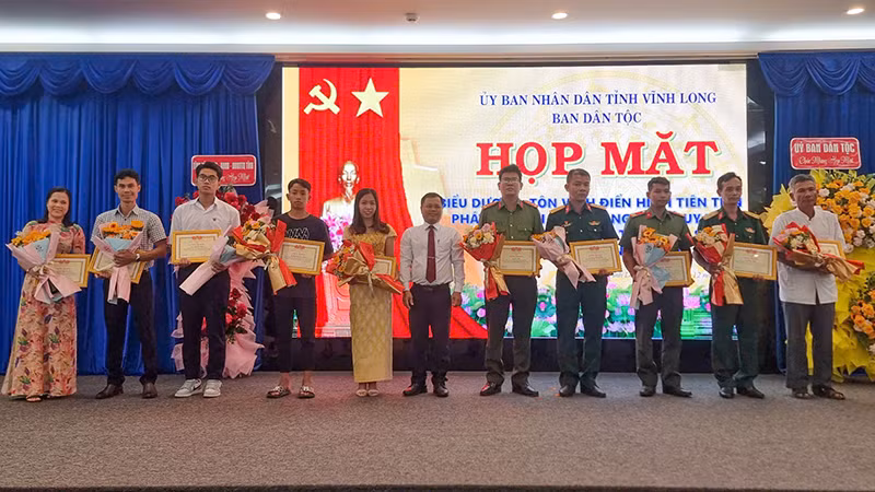 Ban Dân tộc tỉnh tặng giấy khen cho người có uy tín xuất sắc trong các phong trào.