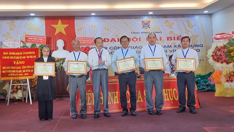 Các tập thể và cá nhân được Ủy ban nhân dân tỉnh Vĩnh Long tặng Bằng khen. Các tập thể và cá nhân được Ủy ban nhân dân tỉnh Vĩnh Long tặng Bằng khen.