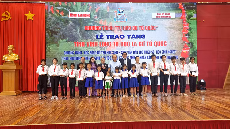 Ban tổ chức trao tặng học bổng cho học sinh nghèo vượt khó trên địa bàn tỉnh Vĩnh Long. Ban tổ chức trao tặng học bổng cho học sinh nghèo vượt khó trên địa bàn tỉnh Vĩnh Long.