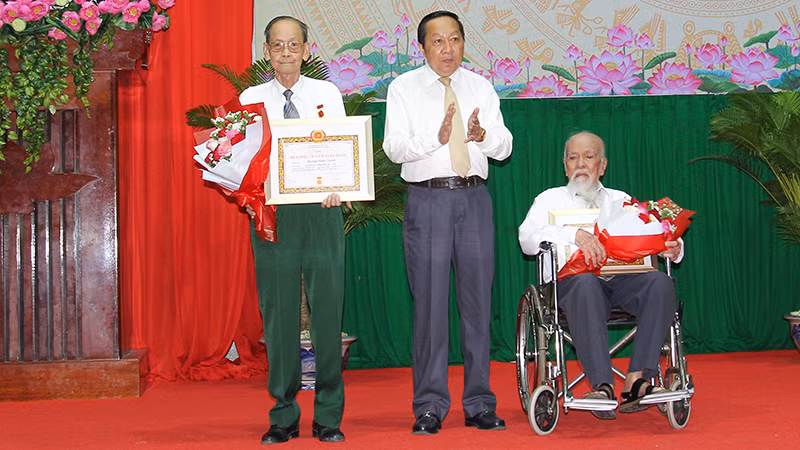 Phó Bí thư Thường trực Tỉnh ủy Vĩnh Long Nguyễn Thành Thế trao Huy hiệu 70 năm tuổi đảng cho 2 đồng chí. 