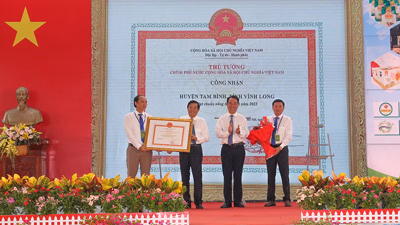 Lãnh đạo tỉnh Vĩnh Long trao bằng công nhận của Thủ tướng Chính phủ cho huyện Tam Bình. 