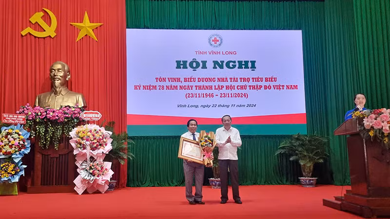 Trao Bằng khen của Thủ tướng Chính phủ cho ông Mai Hữu Ánh.