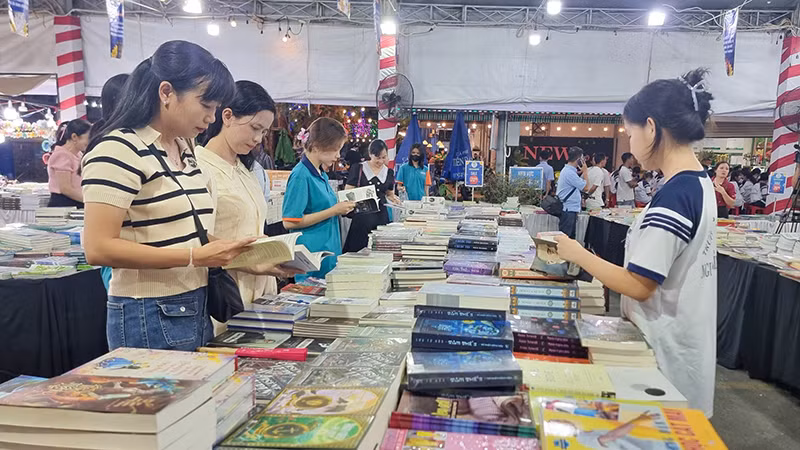 Nhiều bạn trẻ chăm chú đọc sách. Nhiều bạn trẻ chăm chú đọc sách.