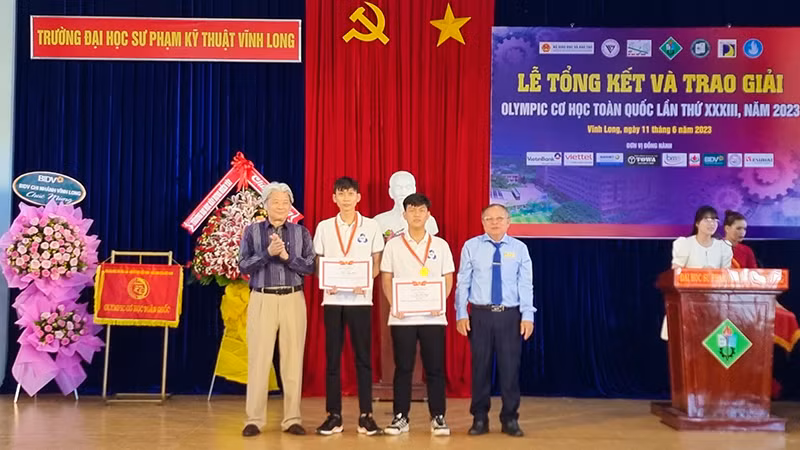 Ban tổ chức trao bằng khen cho 2 thí sinh đạt giải nhất. Ban tổ chức trao bằng khen cho 2 thí sinh đạt giải nhất.