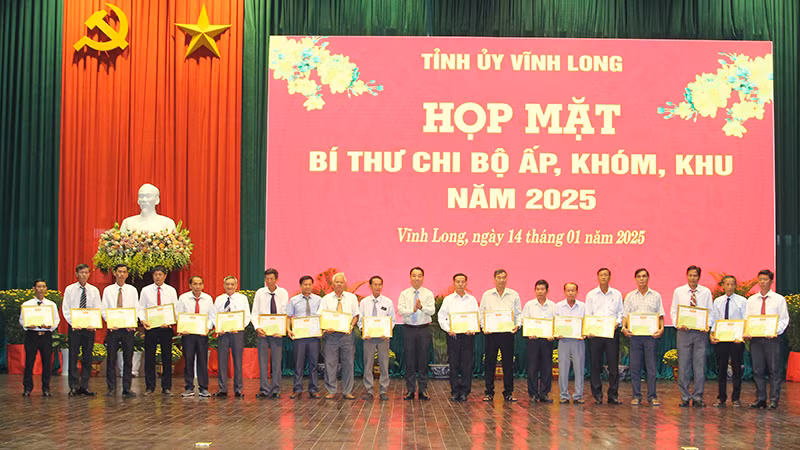 Lãnh đạo tỉnh Vĩnh Long tuyên dương Bí thư Chi bộ ấp, khóm, khu năm 2025. Lãnh đạo tỉnh Vĩnh Long tuyên dương Bí thư Chi bộ ấp, khóm, khu năm 2025.