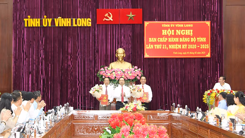 Bí thư Tỉnh ủy Vĩnh Long Trần Tiến Dũng trao Quyết định và hoa chúc mừng thành lập 2 Đảng bộ trực thuộc Tỉnh ủy.