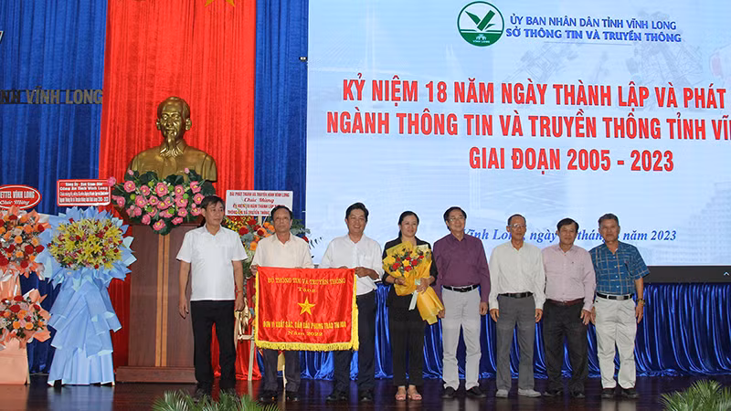 Sở Thông tin và Truyền thông tỉnh Vĩnh Long đón nhận Cờ thi đua.