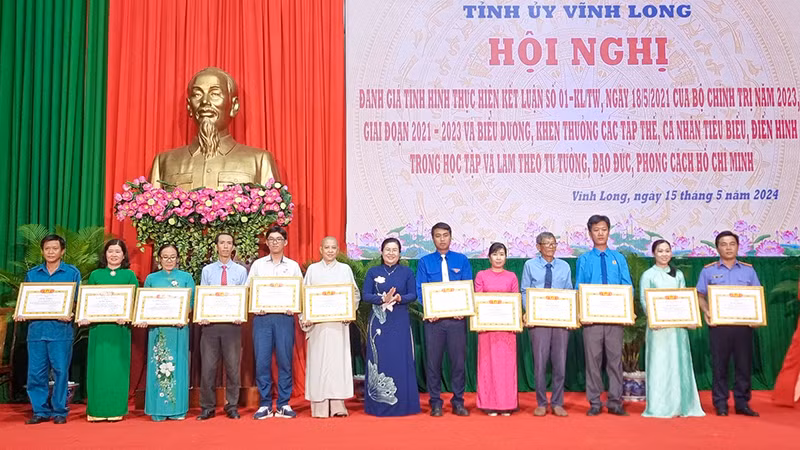 Những cá nhân học theo Bác được tuyên dương. 
