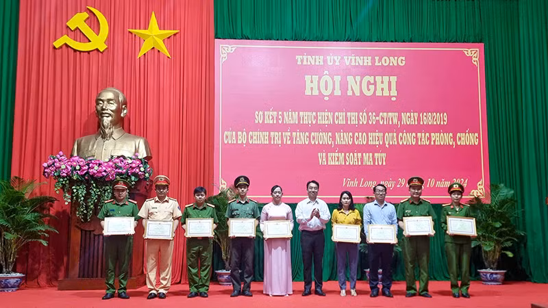 Chủ tịch Ủy ban nhân dân tỉnh Vĩnh Long Lữ Quang Ngời trao Bằng khen cho tập thể và cá nhân đã có thành tích xuất sắc trong thực hiện Chỉ thị số 36-CT/TW của Bộ Chính trị.