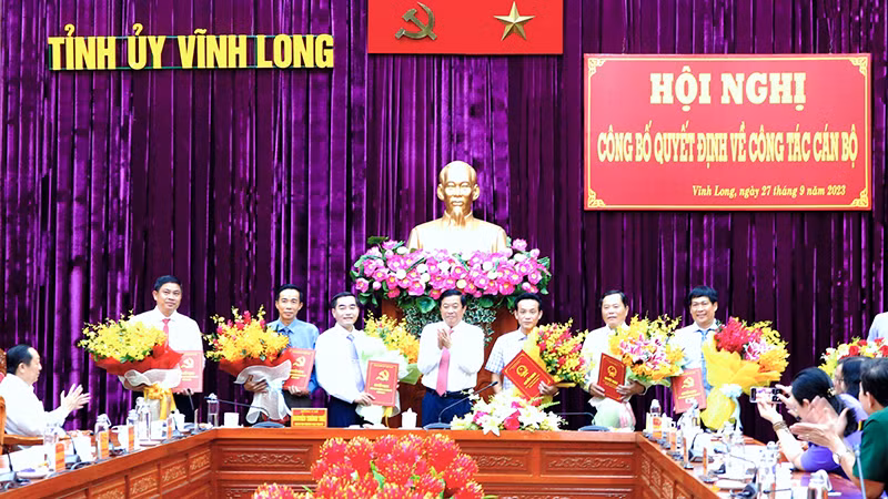 Bí thư Tỉnh uỷ Vĩnh Long Bùi Văn Nghiêm trao quyết định và hoa chúc mừng những đồng chí nhận nhiệm vụ mới.