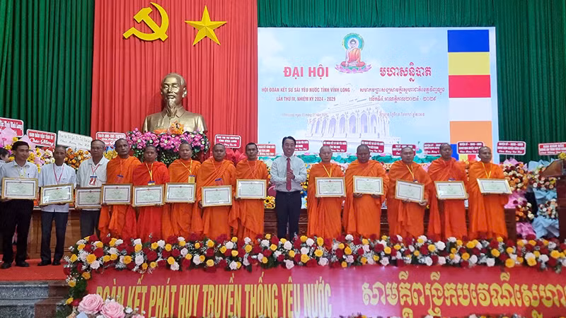 Chủ tịch Ủy ban nhân dân tỉnh Vĩnh Long Lữ Quang Ngời tặng Bằng khen cho những tập thể và cá nhân có thành tích xuất sắc.