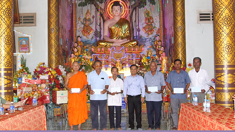 Tặng quà cho đồng bào Khmer nhân dịp Tết Chôl Chnăm Thmây. Tặng quà cho đồng bào Khmer nhân dịp Tết Chôl Chnăm Thmây.