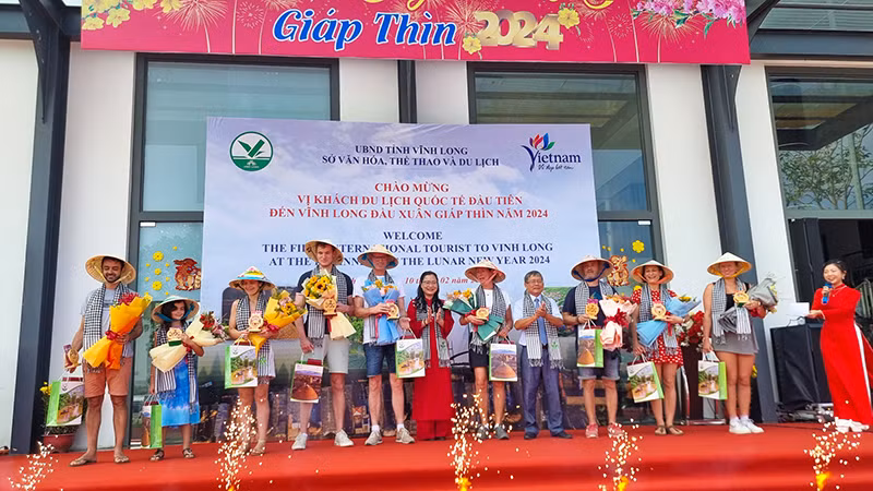 Vĩnh Long chào mừng đón những vị khách quốc tế đầu tiên