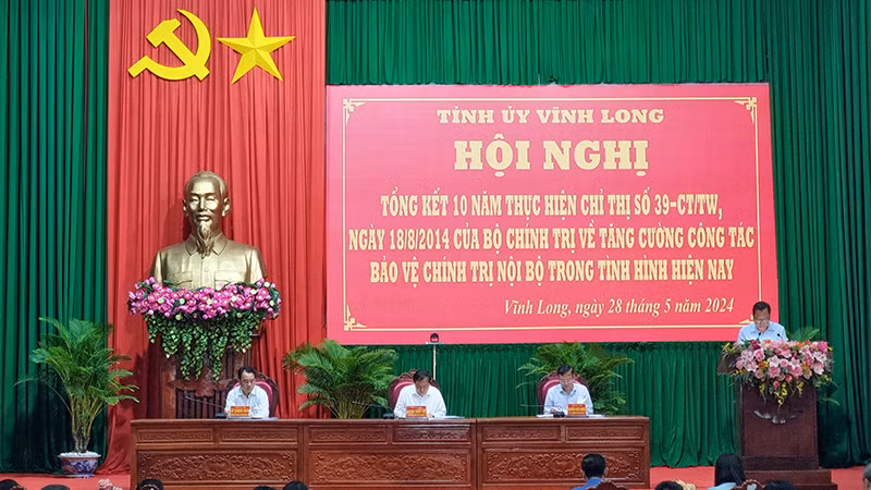 Chủ trì hội nghị. 