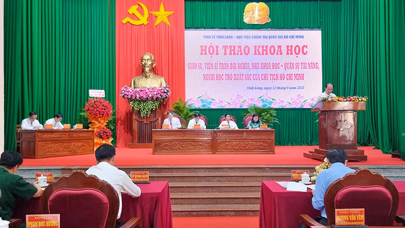 Những đồng chí chủ trì hội thảo khoa học Giáo sư, Viện sĩ Trần Đại Nghĩa. 