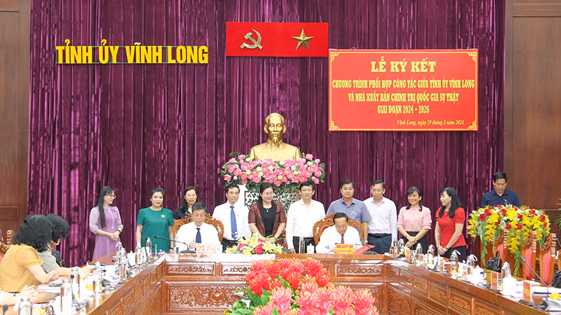 Lễ ký kết giữa Tỉnh ủy Vĩnh Long và Nhà xuất bản Chính trị quốc gia Sự thật.