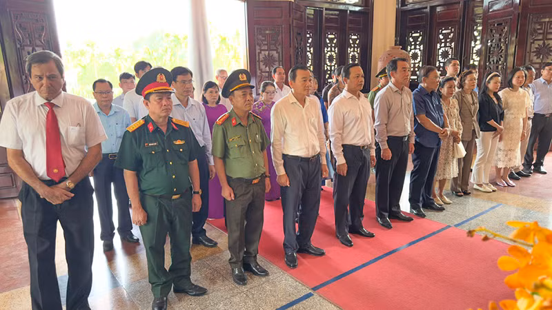 Lãnh đạo tỉnh Vĩnh Long, lãnh đạo các sở, ngành tỉnh cùng chính quyền địa phương và thân nhân gia đình Chủ tịch Hội đồng Bộ trưởng Phạm Hùng chuẩn bị làm lễ dâng hương.