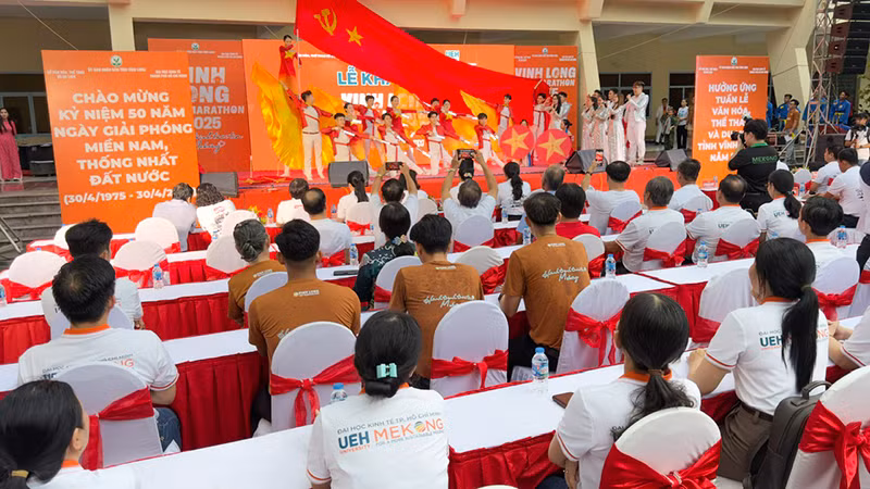 Tiết mục văn nghệ tại lễ khai mạc. Tiết mục văn nghệ tại lễ khai mạc.