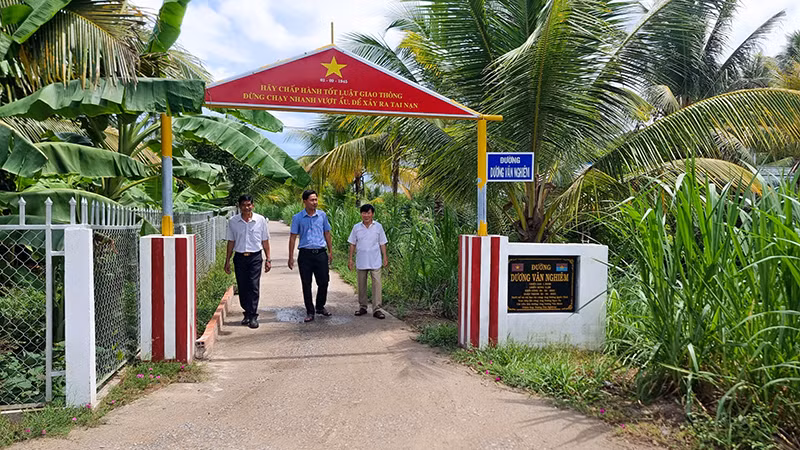 Ông 2 Minh bán cả căn nhà để làm tuyến đường đan cho người dân đi lại dễ dàng.