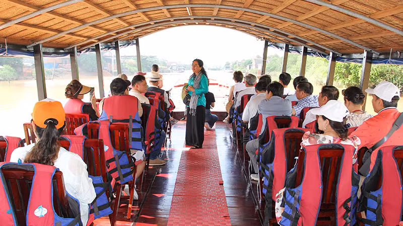 Du khách tham quan làng nghề gạch, gốm Mang Thít.