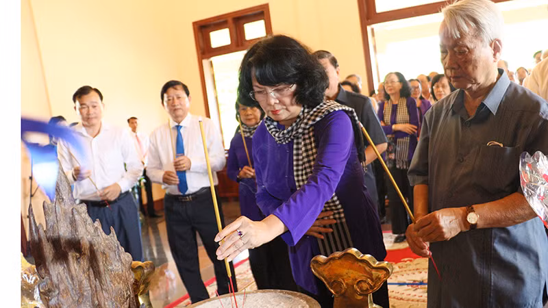 Nguyên Phó Chủ tịch nước Đặng Thị Ngọc Thịnh dâng hương tưởng nhớ Thủ tướng Chính phủ Võ Văn Kiệt. Nguyên Phó Chủ tịch nước Đặng Thị Ngọc Thịnh dâng hương tưởng nhớ Thủ tướng Chính phủ Võ Văn Kiệt.