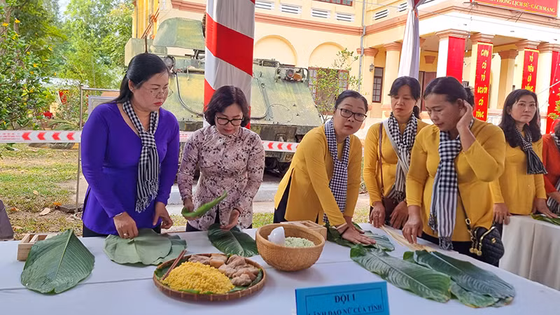 Nữ lãnh đạo tỉnh cũng tham gia đội gói bánh chưng, bánh giầy. 
