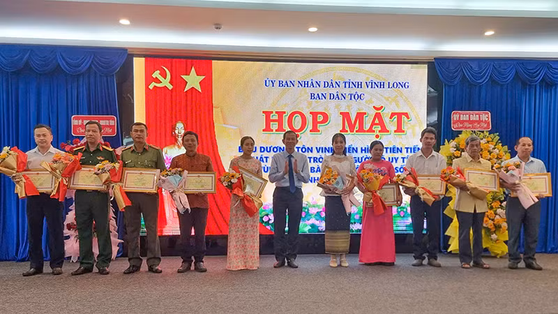 Lãnh đạo tỉnh Vĩnh Long trao Bằng khen cho 10 cá nhân có thành tích xuất sắc. 