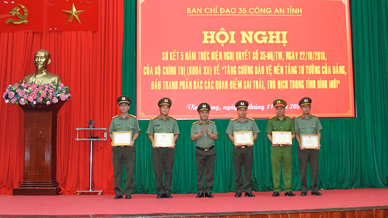 Những tập thể được tuyên dương, khen thưởng tại hội nghị.
