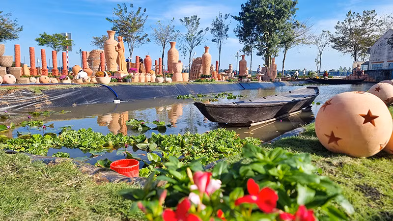 Công viên gốm đỏ Vĩnh Long.