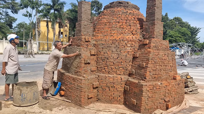 Độc đáo nhất của Con đường gốm đỏ Vĩnh Long là công trình chiếc lò tròn truyền thống dùng để nung sản phẩm gạch gốm Vĩnh Long.