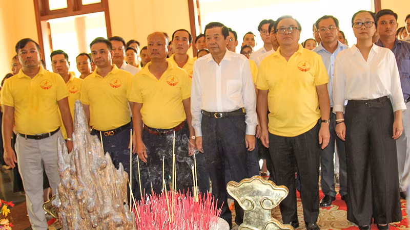 Đoàn dâng hoa, dâng hương tại nhà lưu niệm Thủ tướng Chính phủ Võ Văn Kiệt. Đoàn dâng hoa, dâng hương tại nhà lưu niệm Thủ tướng Chính phủ Võ Văn Kiệt.