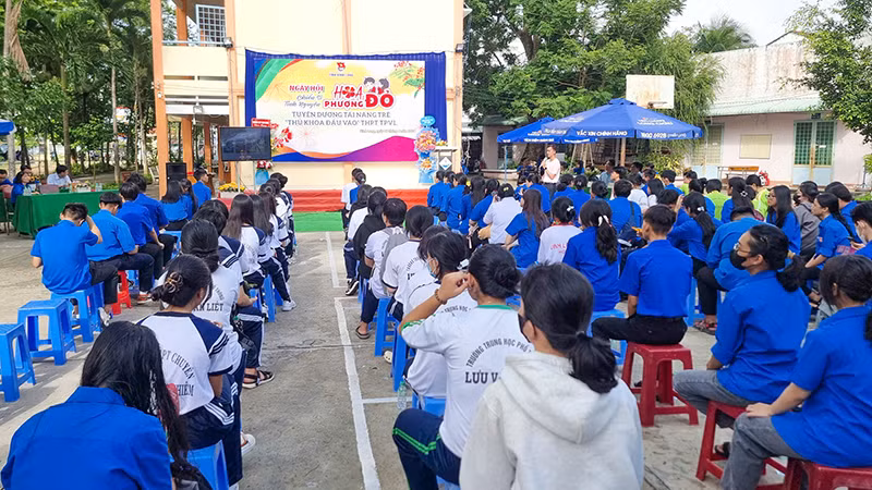 Đại biểu và đoàn viên cùng trải nghiệm thực tế ảo "Số hóa Khu tưởng niệm Giáo sư Viện sĩ Trần Đại Nghĩa". Đại biểu và đoàn viên cùng trải nghiệm thực tế ảo "Số hóa Khu tưởng niệm Giáo sư Viện sĩ Trần Đại Nghĩa".