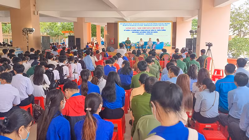 Đông đảo học sinh, sinh viên tham dự buổi nói chuyện chuyên đề về Giáo sư, Viện sĩ Trần Đại Nghĩa.