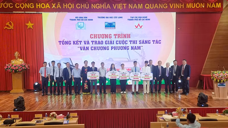 Ban tổ chức trao giải cho tác giả đạt giải. 