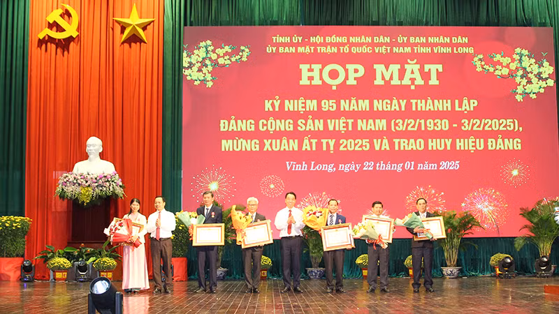 Trao Huân chương Lao động hạng Ba cho các cá nhân có thành tích xuất sắc trong các phong trào thi đua yêu nước.