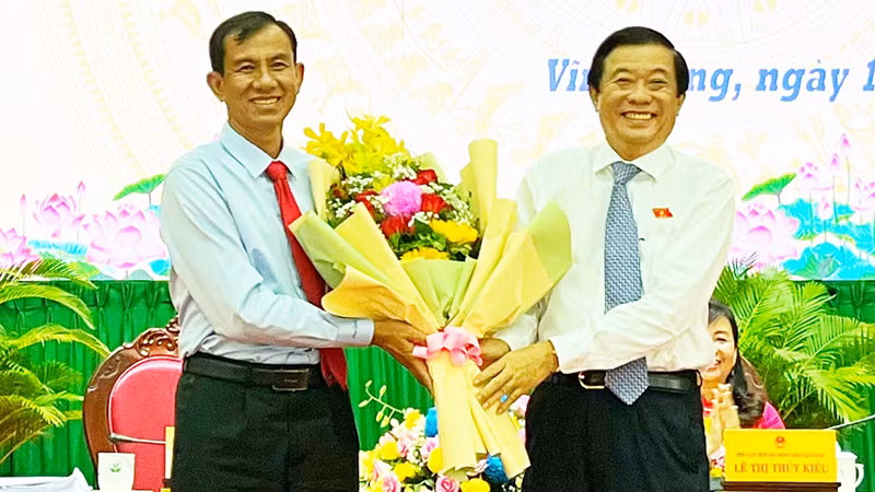 Bí thư Tỉnh uỷ Vĩnh Long Bùi Văn Nghiêm tặng hoa chúc mừng Phó Chủ tịch Uỷ ban nhân dân tỉnh Vĩnh Long Đặng Văn Chính.