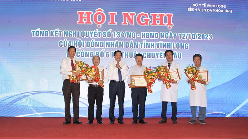 Lãnh đạo tỉnh Vĩnh Long trao Bằng khen cho 5 tập thể đã có thành tích trong hỗ trợ đào tạo, chuyển giao kỹ thuật chuyên sâu cho Bệnh viện đa khoa tỉnh Vĩnh Long.