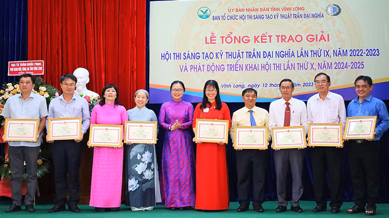 Ủy ban nhân dân tỉnh Vĩnh Long trao khen cho các đơn vị tổ chức Hội thi Sáng tạo Kỹ thuật Trần Đại Nghĩa vào chiều 12/9.