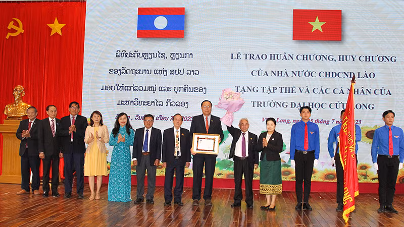 Tập thể Trường đại học Cửu Long đón nhận Huân chương Lao động hạng Ba của Nhà nước Cộng hoà Dân chủ Nhân dân Lào. 