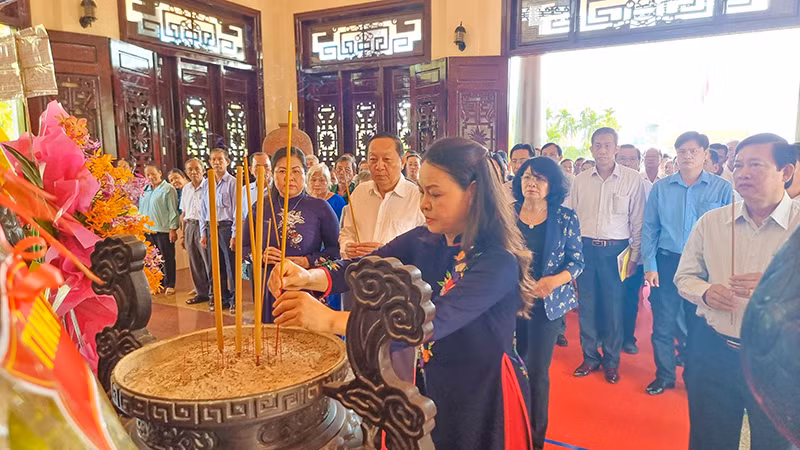 Đoàn công tác dâng hương tại Khu lưu niệm Chủ tịch Hội đồng Bộ trưởng Phạm Hùng.