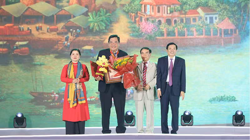 Trao Quyết định xác lập kỷ lục Việt Nam “Ngôi nhà có kiến trúc 3 gian 2 chái truyền thống, hoàn toàn bằng gốm đỏ Vĩnh Long lớn nhất Việt Nam". Trao Quyết định xác lập kỷ lục Việt Nam “Ngôi nhà có kiến trúc 3 gian 2 chái truyền thống, hoàn toàn bằng gốm đỏ Vĩnh Long lớn nhất Việt Nam".