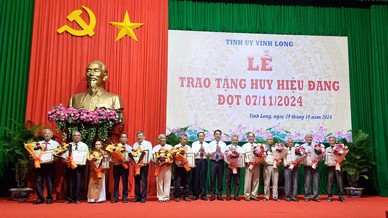 Lãnh đạo tỉnh Vĩnh Long trao Huy hiệu Đảng cho các vị cao niên tuổi đảng sáng 29/10. 