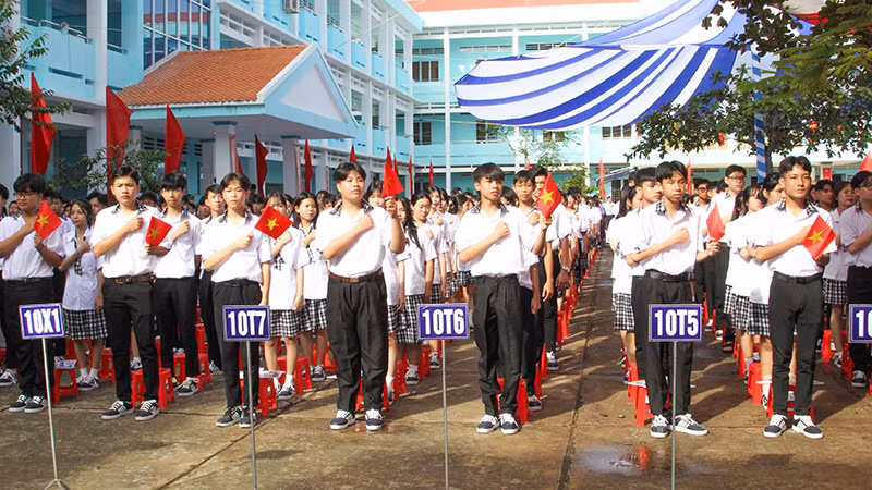 Học sinh khối 10 của Trường trong ngày khai giảng.