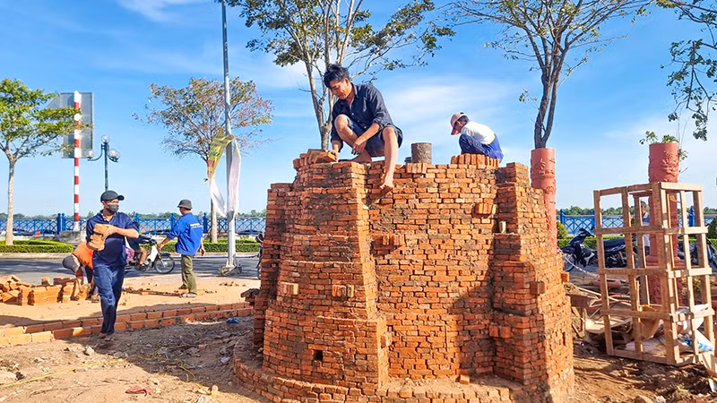 Mỗi chiếc lò nung được xây dựng bằng khoảng 15.000 viên gạch tiểu. Mỗi chiếc lò nung được xây dựng bằng khoảng 15.000 viên gạch tiểu.