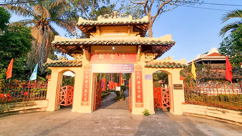 Văn Thánh Miếu, ngụ phường 4, thành phố Vĩnh Long, tỉnh Vĩnh Long là một trong những nơi còn lưu giữ những nét độc đáo gần như nguyên vẹn. Văn Thánh Miếu, ngụ phường 4, thành phố Vĩnh Long, tỉnh Vĩnh Long là một trong những nơi còn lưu giữ những nét độc đáo gần như nguyên vẹn.
