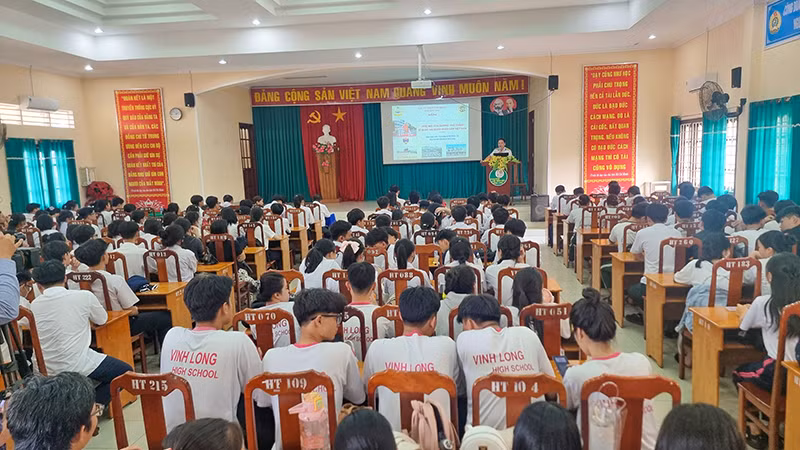 Quang cảnh nói chuyện chuyên đề về biển đảo Việt Nam tại Trường trung học phổ thông Lưu Văn Liệt vào chiều 17/4. 