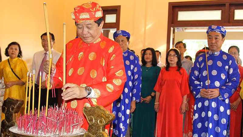 Lãnh đạo tỉnh Vĩnh Long dâng hương tại Khu lưu niệm Thủ tướng Võ Văn Kiệt.