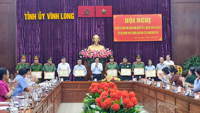 Bí thư Tỉnh ủy Vĩnh Long Bùi Văn Nghiêm khen thưởng cho những tập thể có thành tích xuất sắc.