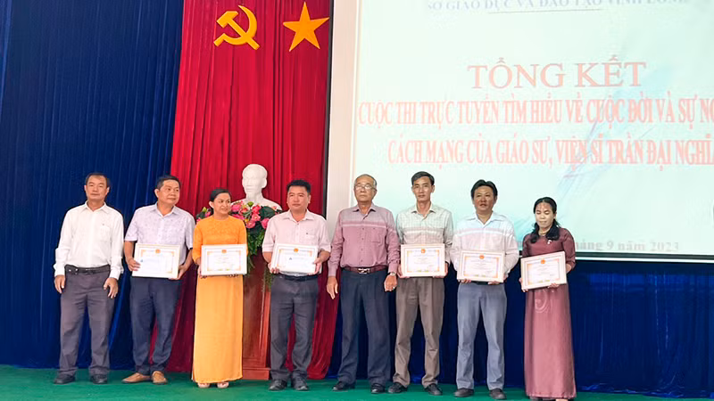 Ban tổ chức trao giải cuộc thi trực tuyến tìm hiểu về cuộc đời và sự nghiệp cách mạng của Giáo sư, Viện sĩ Trần Đại Nghĩa. Ban tổ chức trao giải cuộc thi trực tuyến tìm hiểu về cuộc đời và sự nghiệp cách mạng của Giáo sư, Viện sĩ Trần Đại Nghĩa.